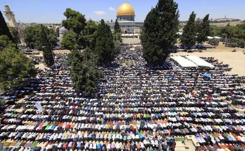 50 ألف مواطن يؤدون صلاة العيد