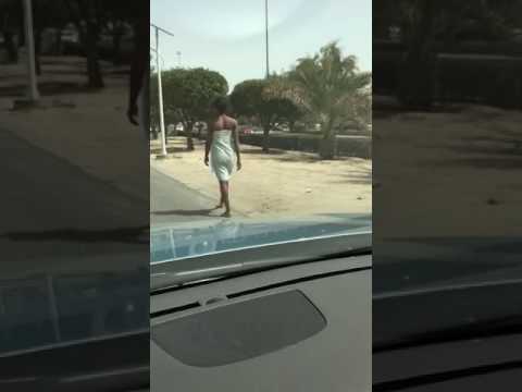 بالفيديو.. خادمة إثيوبية تمشي شبه عارية