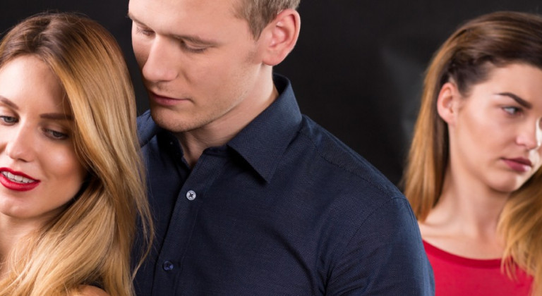 النساء ينجذبن للرجل المرتبط بامرأة جميلة