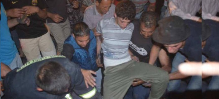 بالصور.. انقاذ فتى علق بأنبوب مياه