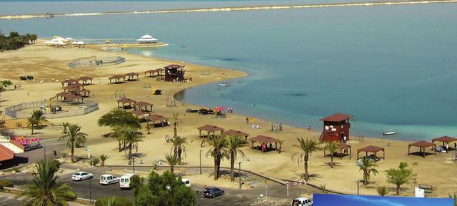 تدهور مركبة على شاطئ عمان السياحي
