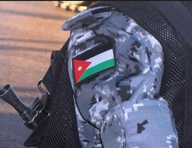 القبض على مطلوب بحقة ٥٠ طلبا