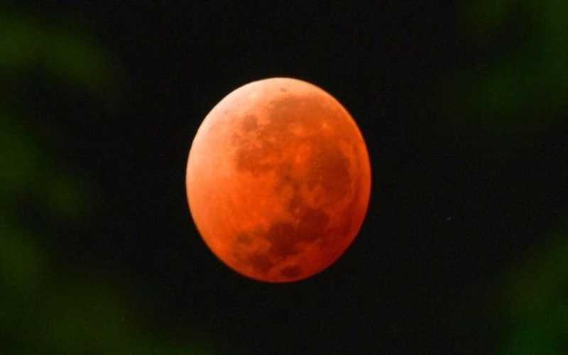 رصد اطول خسوف للقمر في القرن