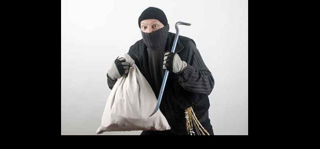 سرقة 100 ألف دينار من سيارة
