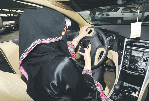 السعودية تسمح بإصدار رخص قيادة السيارات