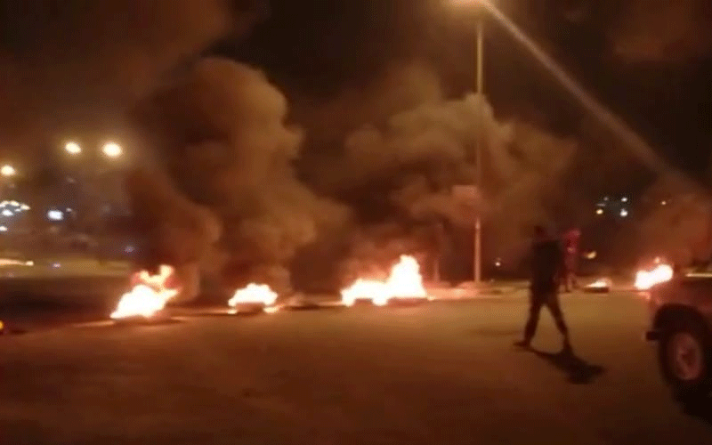 بالصور .. اغلاق لإشارات بلعما بالإطارات