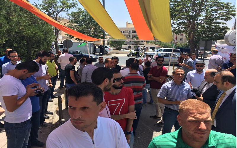 أردنيون يهتفون ضد رفع الأسعار أمام