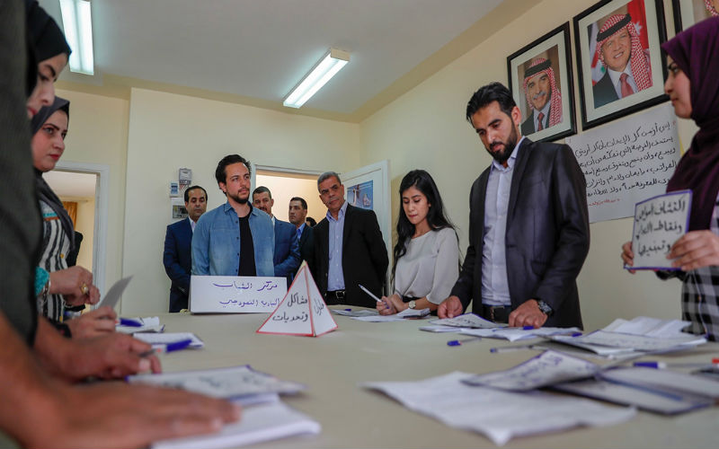 ولي العهد يؤكد أهمية تطوير البرامج