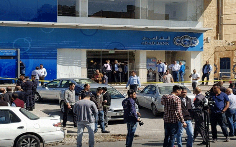 منفذ السطو المسلح سدد ديونه بالمبلغ