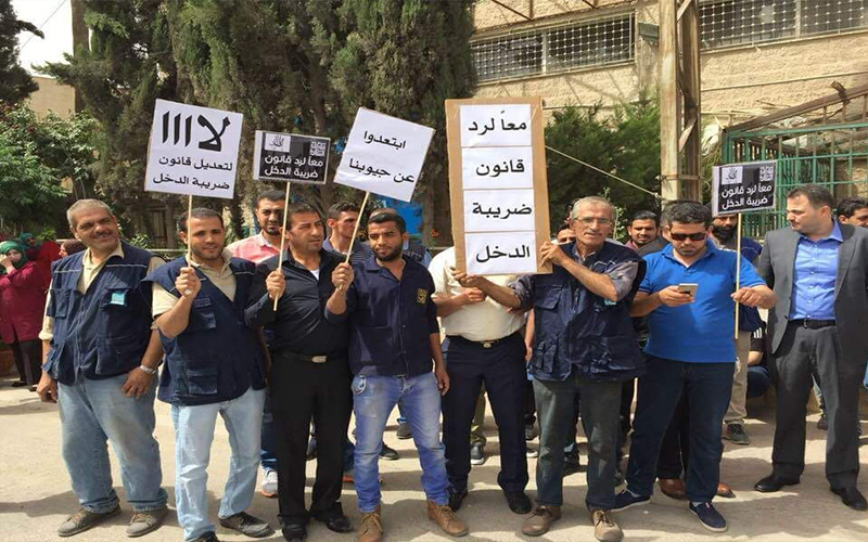 عمال مصانع يتوقفون عن العمل رفضا