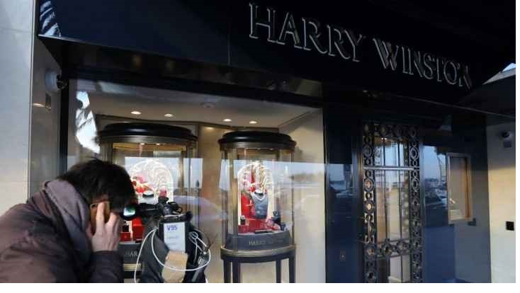 خلال 8 دقائق.. سرقة مجوهرات بقيمة