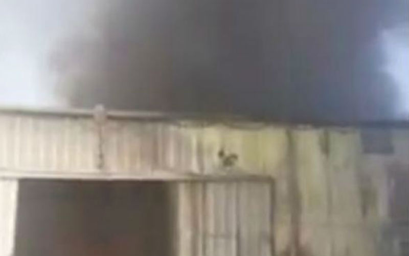 حريق ضخم بمستودعات تخزين في العقبة..