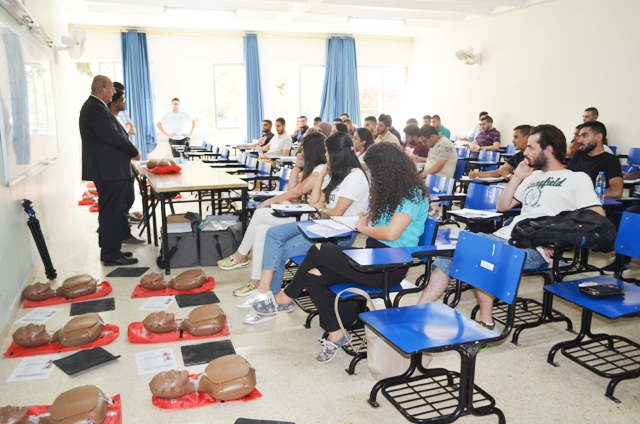 دورة (انعاش القلب والرئتين) في جامعة