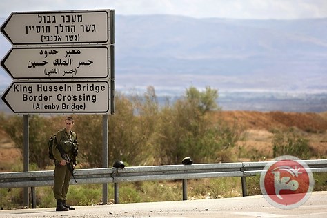 جنود الاحتلال يسرقون الفلسطينيين خلال تفتيشهم