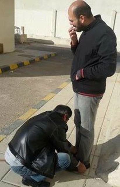 معلم يربط حذاء زميله الكفيف.. الأردني