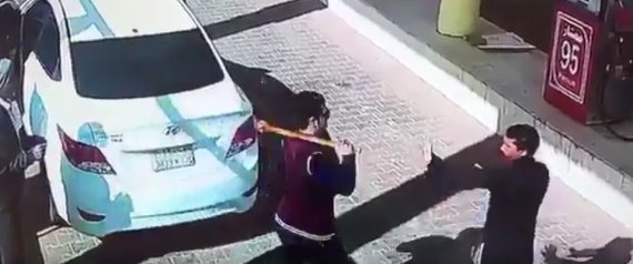 بالفيديو.. سعودي يضرب عاملا بمحطة وقود