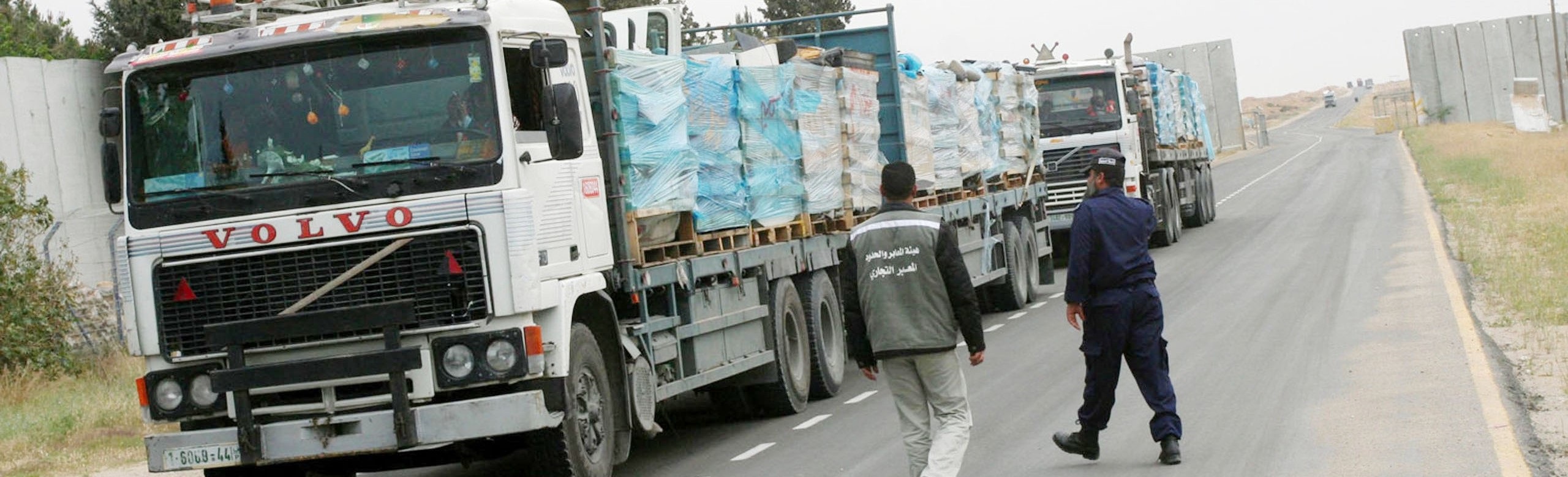 700 شاحنة محملة بالبضائع والمساعدات تدخل