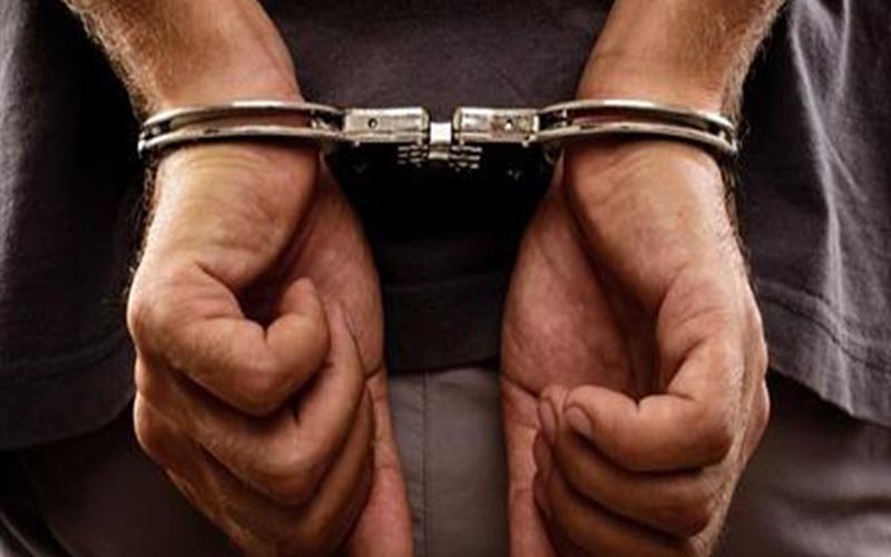القبض على مطلوبين بتهمة اختلاس أكثر