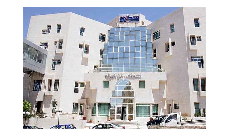 مستشفى ابن الهيثم يخرج مريضا على