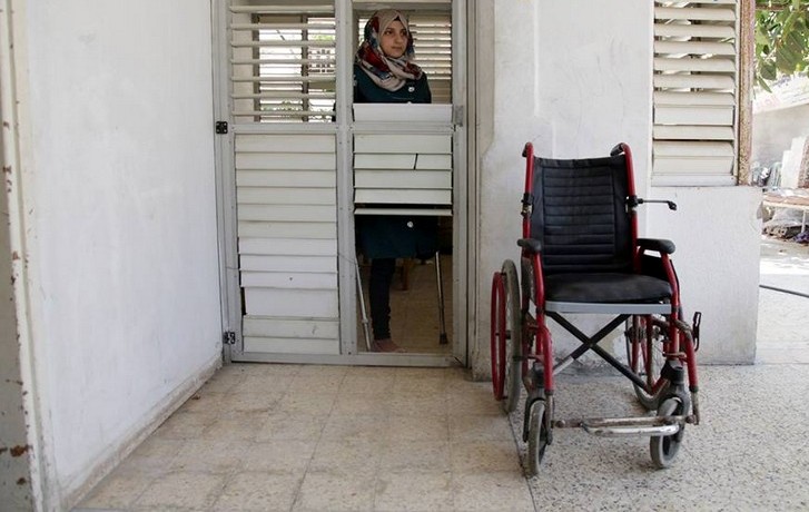 فتاة غزية تصارع المرض وسط عجز