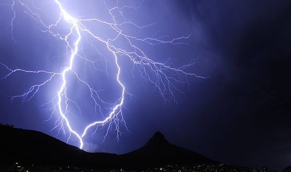 البرق يصيب الصاعقة في أمريكا