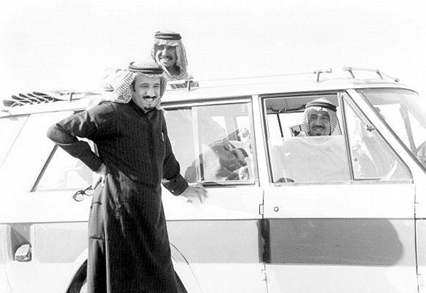 سعودي يرفض تزويد سيارة الملك سلمان