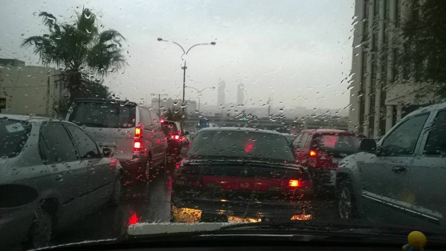 أول (شتوة).. أزمات مرورية خانقة وموظفون