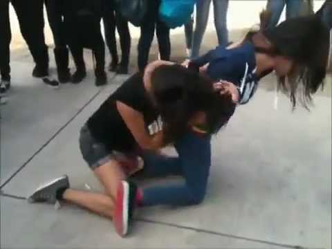 عراك بالأيدي و شد شعر بين