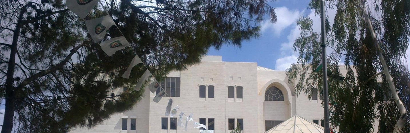 طلاب كلية عمان الجامعية يتسببون بإحراق