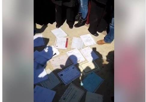 موظفون في الأمانة يعرضون شهاداتهم للبيع