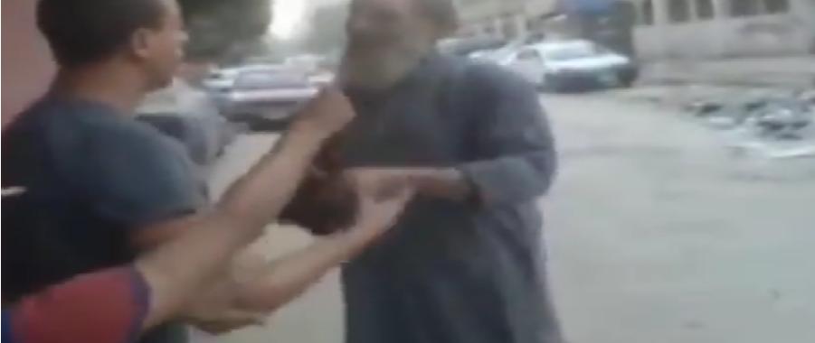 (فيديو) .. بلطجية يحرقون لحية مسن