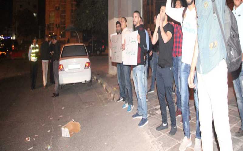 تجمع عدد من الشباب على دوار