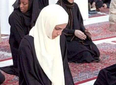 الملكة رانيا تؤدي مناسك العمرة