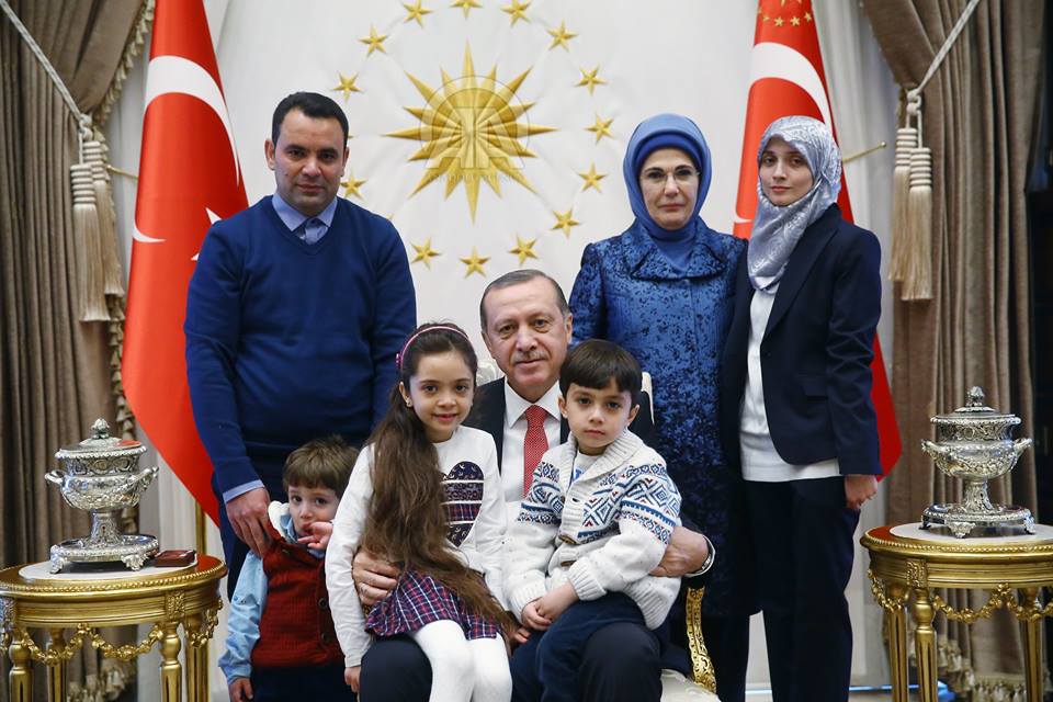 أردوغان يستقبل الطفلة الحلبية بانا العابد