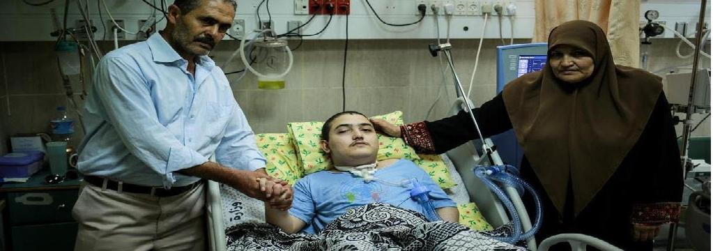 طالب فلسطيني مصاب بـ (شلل رباعي)
