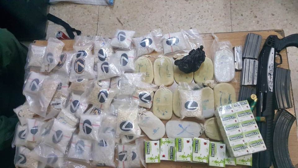 مداهمات لمطلوبين ومروجين للمواد المخدره في