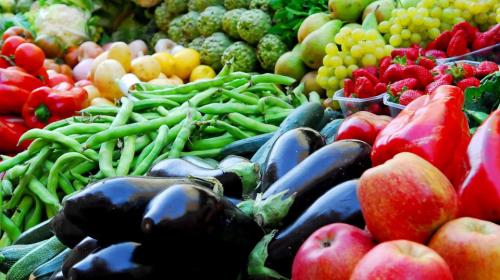 الامارات تؤكد استمرار حظر الخضروات والفواكه