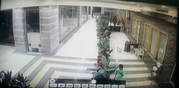 بالفيديو.. مشاجرة عنيفة داخل مول في