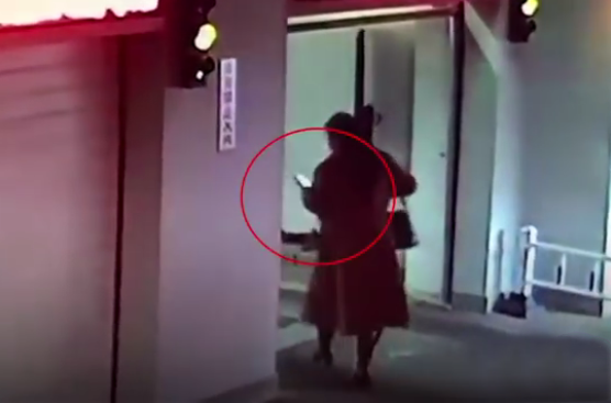 شاهد.. بسبب انشغالها بالهاتف كادت أن