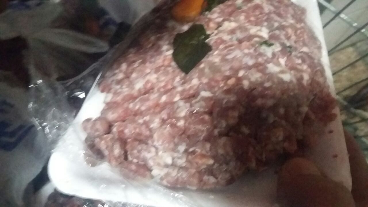 بالصور.. ضبط لحوم فاسدة في مول