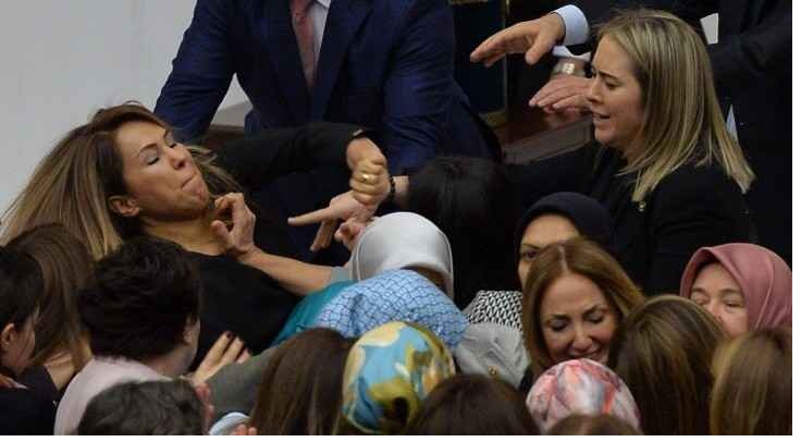 بالفيديو.. اشتباكات بالأيدى بين نائبات البرلمان
