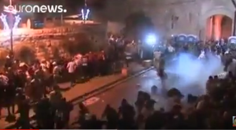 بالفيديو .. مواجهات عنيفة بين قوات