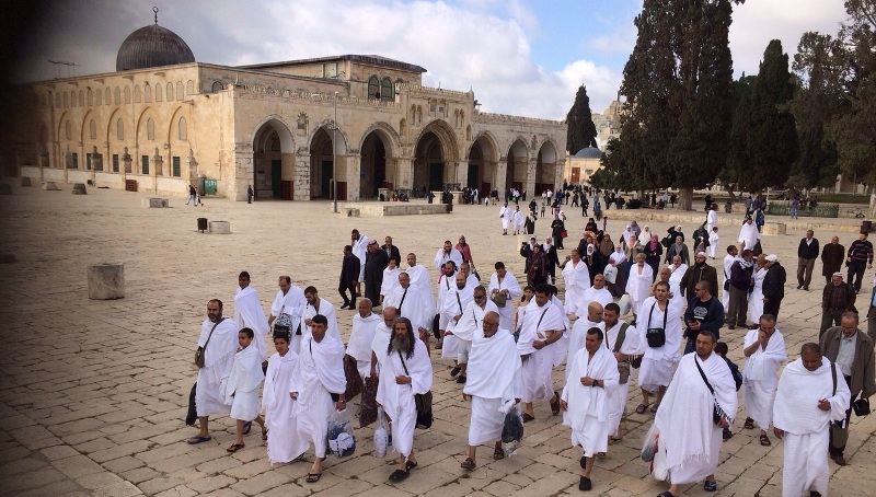 خمسمئة معتمر فلسطيني عالقون عند الحدود