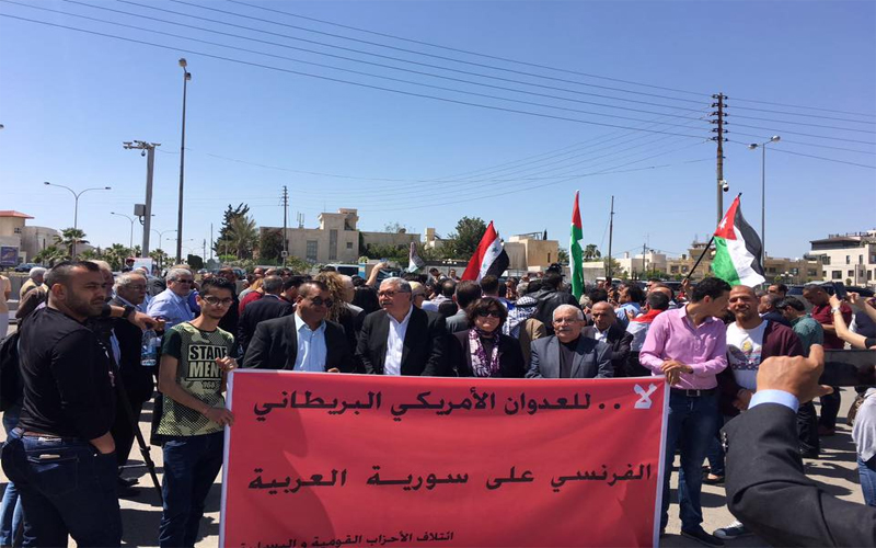 بالصور.. أردنیون يحتجون على الضربة الأمیركیة