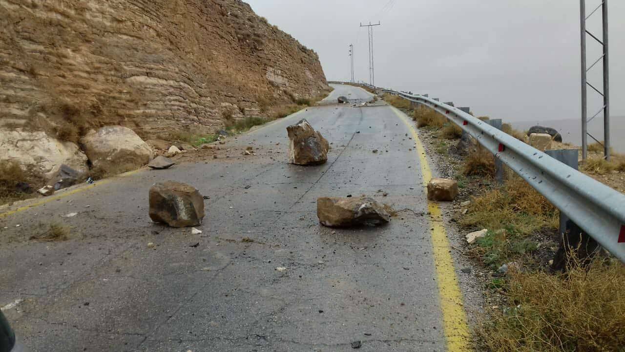 بالصور.. .انهيارات وصخور كبيرة تغلق طريق