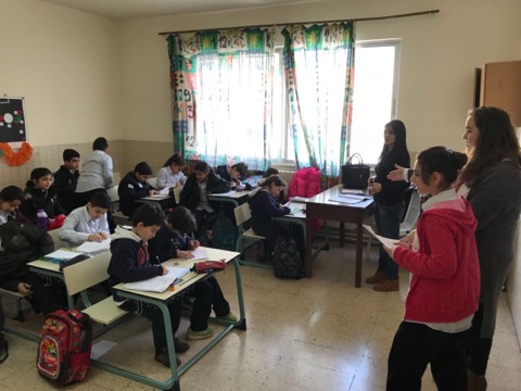طلبة أجانب ينفذون نشاط تدريس اللغة