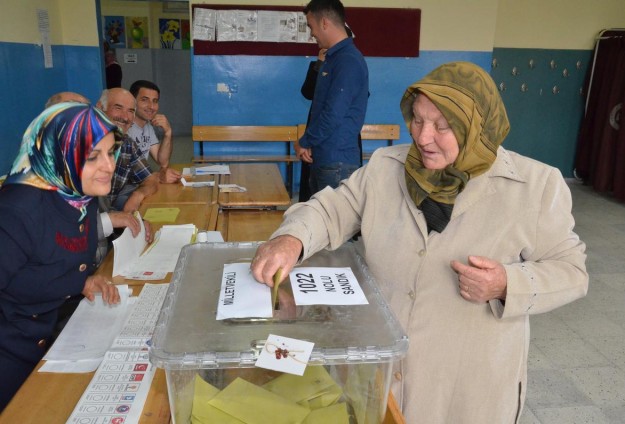 الناخبون الأتراك يتوجهون لصناديق الإقتراع لاختيار