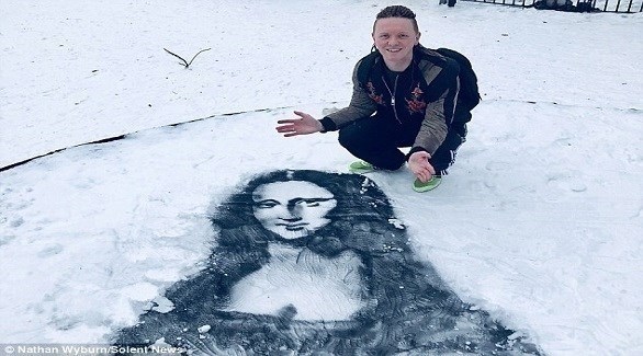 يستعمل الثلوج الكثيفة كأرضية للوحات فنية