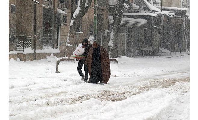 استئناف إجلاء المحاصرين من حلب وسط