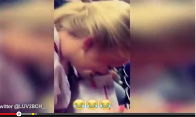 بالفيديو: مشجعتان تكشفان خيانة امرأة لزوجها